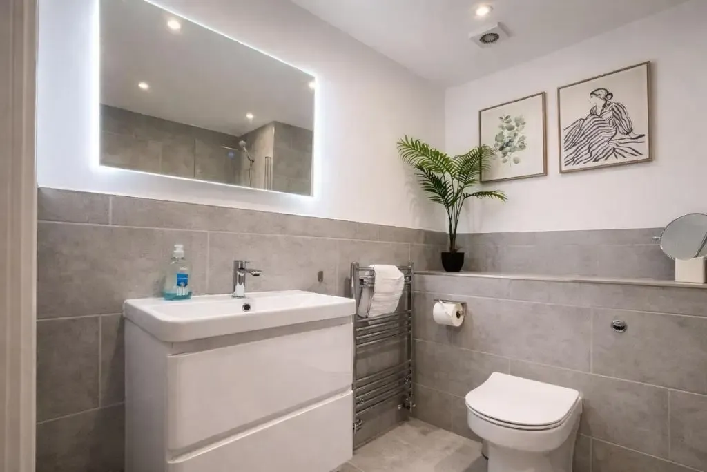 2 Bed 2 Bath Birmingham City Centre Apartment with secure Parking in B16 8AE, Birmingham, West Midlands, England, United Kingdom - Property image 13 - VivreStays