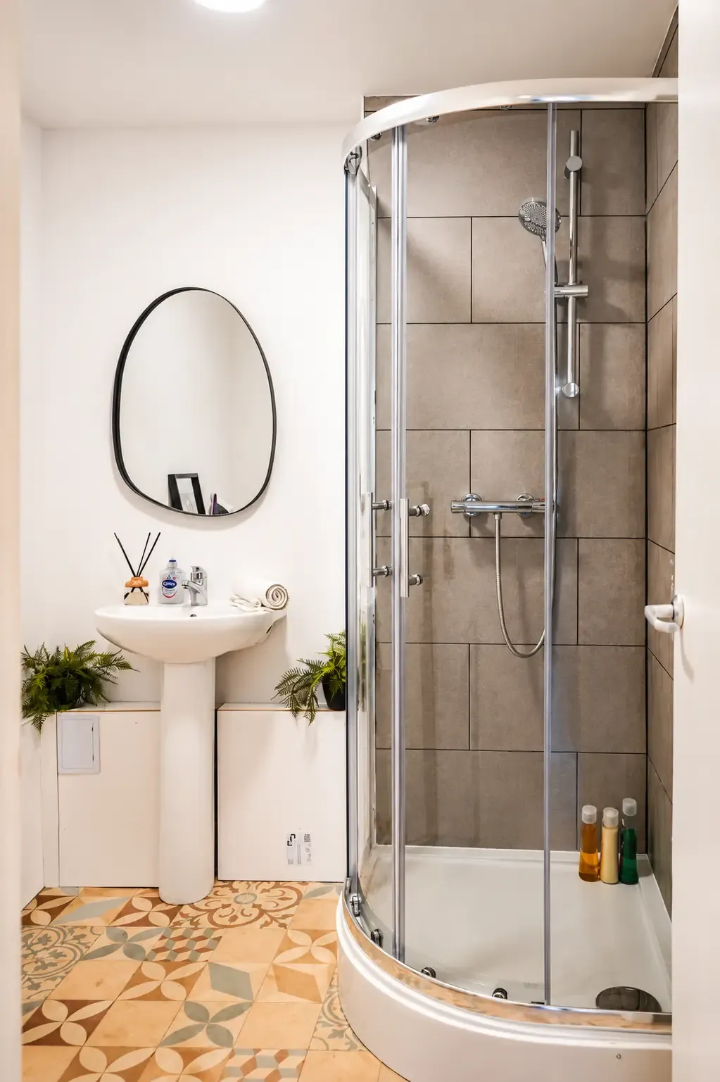 4BR South London Home | Ground-Floor Bedroom | Sleeps 8 in 57 Leigham Court Road, Lambeth, London, SW16 2NJ, United Kingdom - Property image 12 - VivreStays