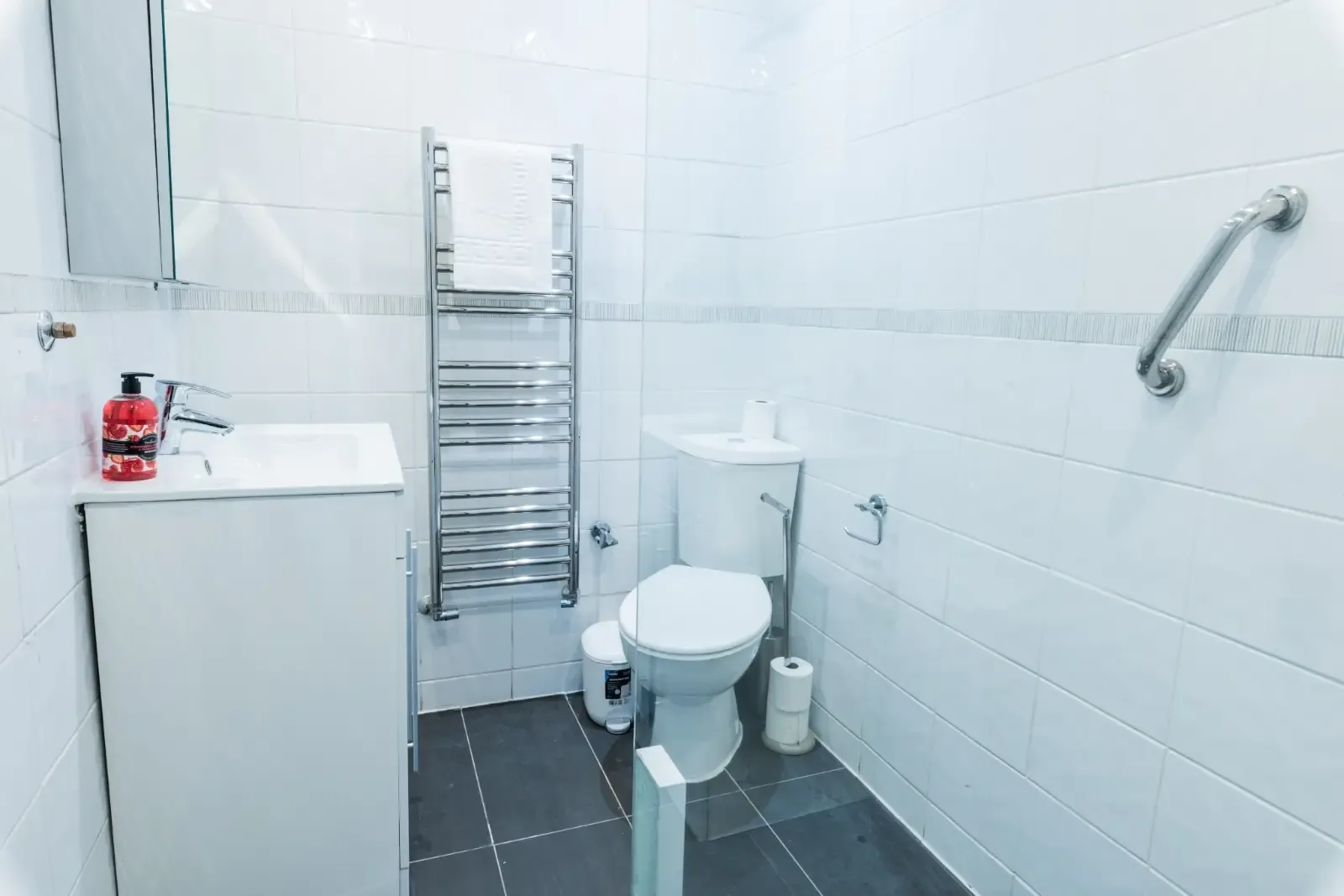 Spacious 3-Bedroom London Townhouse | Swiss Cottage in 107 Fellows Road, London Borough of Camden, London, NW3 3JS, United Kingdom - Property image 4 - VivreStays