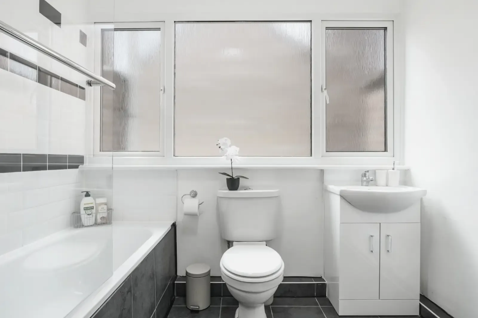 Spacious 4-Bedroom Apartment | Brixton & Tulse Hill | Ideal for Corporate & Extended Stays in 48 Athlone Road, SW2 2DR - Property image 4 - VivreStays