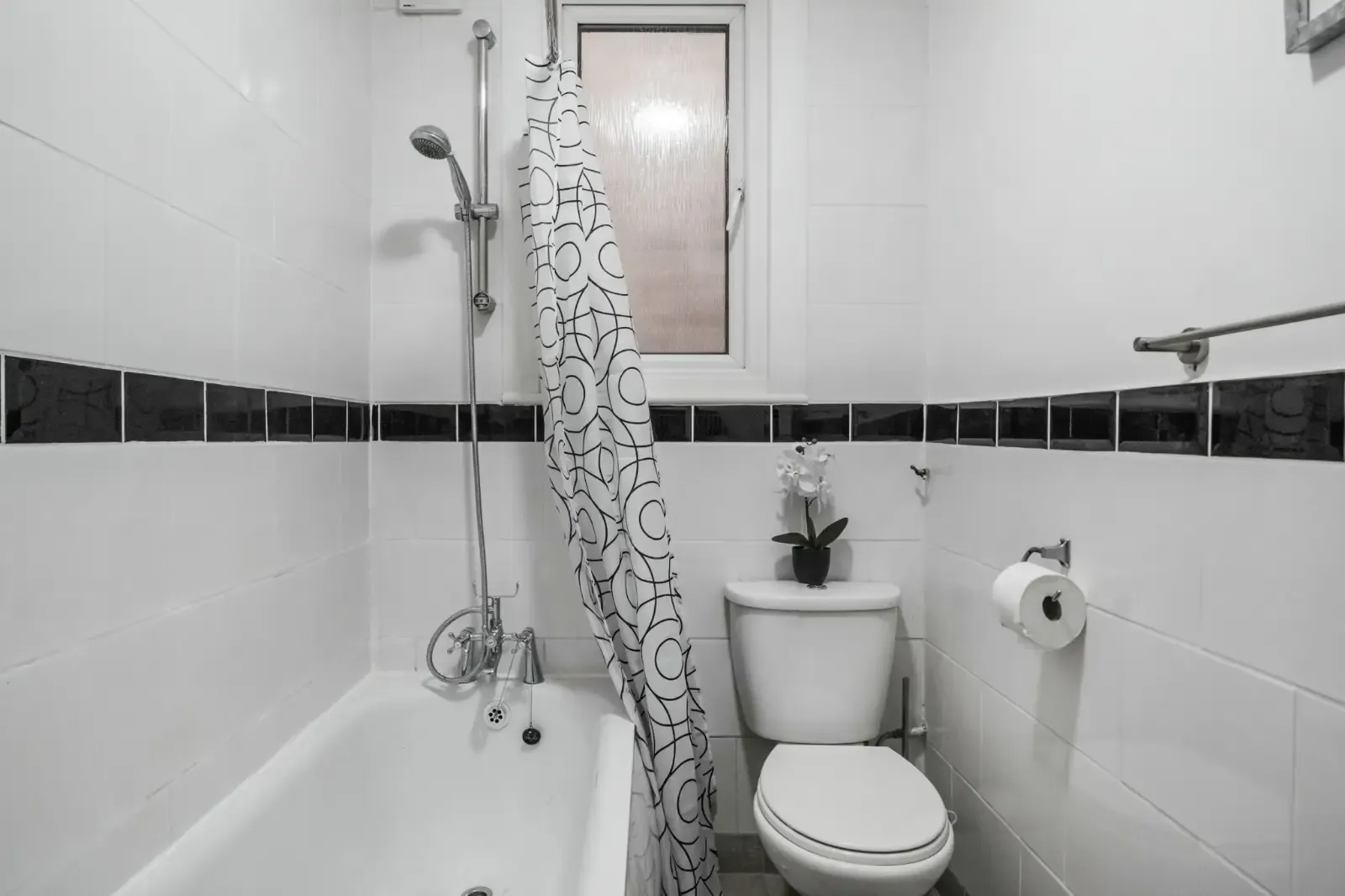 Spacious 4-Bedroom Apartment | Brixton & Tulse Hill | Ideal for Corporate & Extended Stays in 48 Athlone Road, SW2 2DR - Property image 5 - VivreStays
