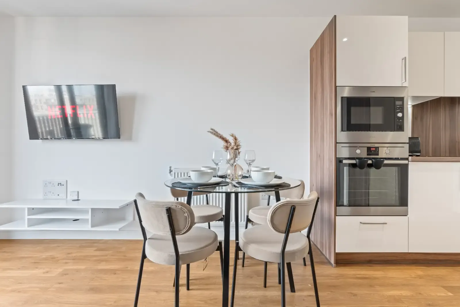 Modern 1-Bedroom Apartment | Pontoon Dock | Corporate & Relocation Stays in 2 Bramwell Way, London Borough of Newham, London, E16 2GQ, United Kingdom - Property image 7 - VivreStays