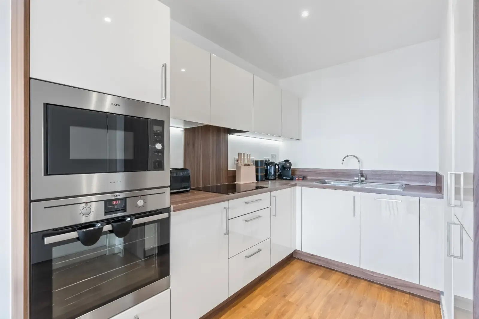 Modern 1-Bedroom Apartment | Pontoon Dock | Corporate & Relocation Stays in 2 Bramwell Way, London Borough of Newham, London, E16 2GQ, United Kingdom - Property image 8 - VivreStays