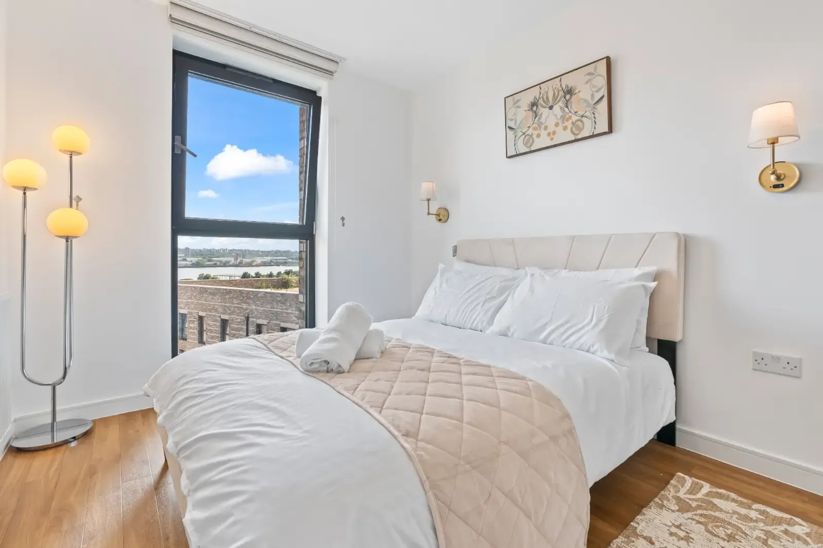 Modern 1-Bedroom Apartment | Pontoon Dock | Corporate & Relocation Stays serviced apartment - London - VivreStays