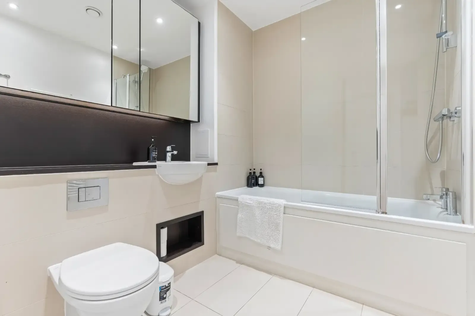 Modern 1-Bedroom Apartment | Pontoon Dock | Corporate & Relocation Stays in 2 Bramwell Way, London Borough of Newham, London, E16 2GQ, United Kingdom - Property image 13 - VivreStays