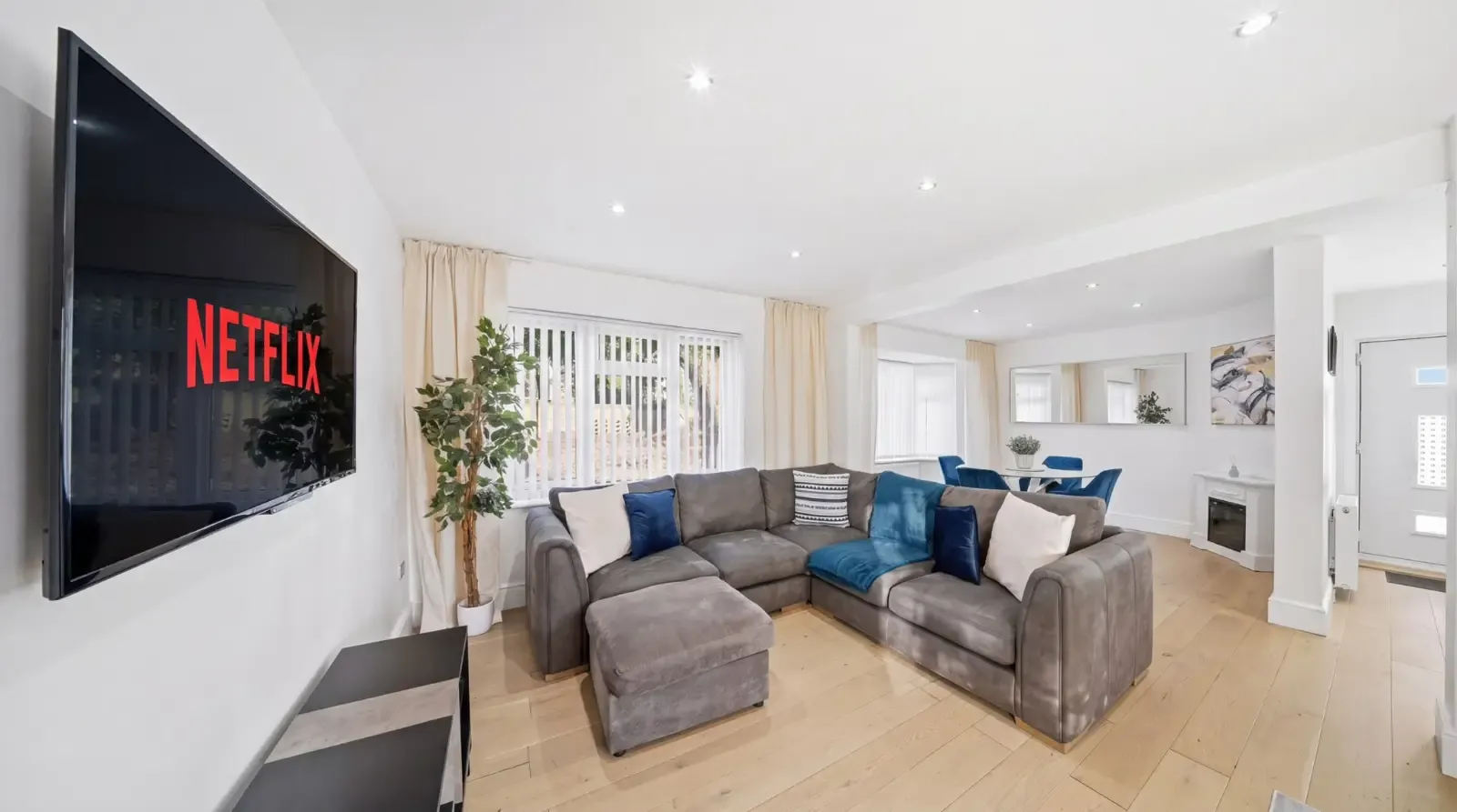 View Spacious 3 Double Bedroom Fully Equipped Home. Sherwood, Nottingham. in 262 Valley Road, Nottingham, NG5 1HQ, United Kingdom Spacious 3 Double Bedroom Fully Equipped Home. Sherwood, Nottingham. in 262 Valley Road, Nottingham, NG5 1HQ, United Kingdom - Property image 4 - VivreStays