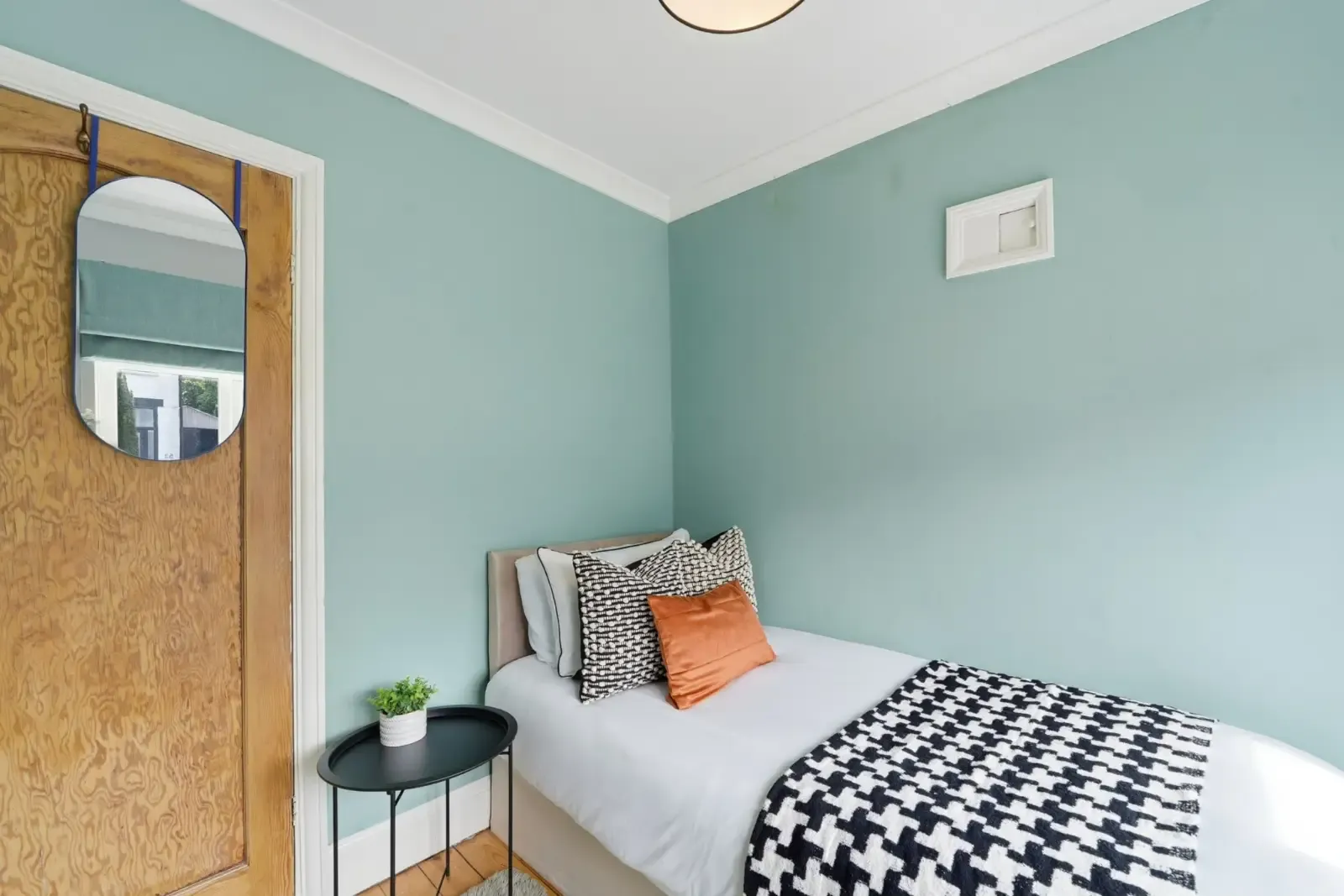 View Family Stays| Spacious 3BR | Parking in 40 Exton Road, Nottingham, NG5 1HB, United Kingdom Family Stays| Spacious 3BR | Parking in 40 Exton Road, Nottingham, NG5 1HB, United Kingdom - Property image 11 - VivreStays