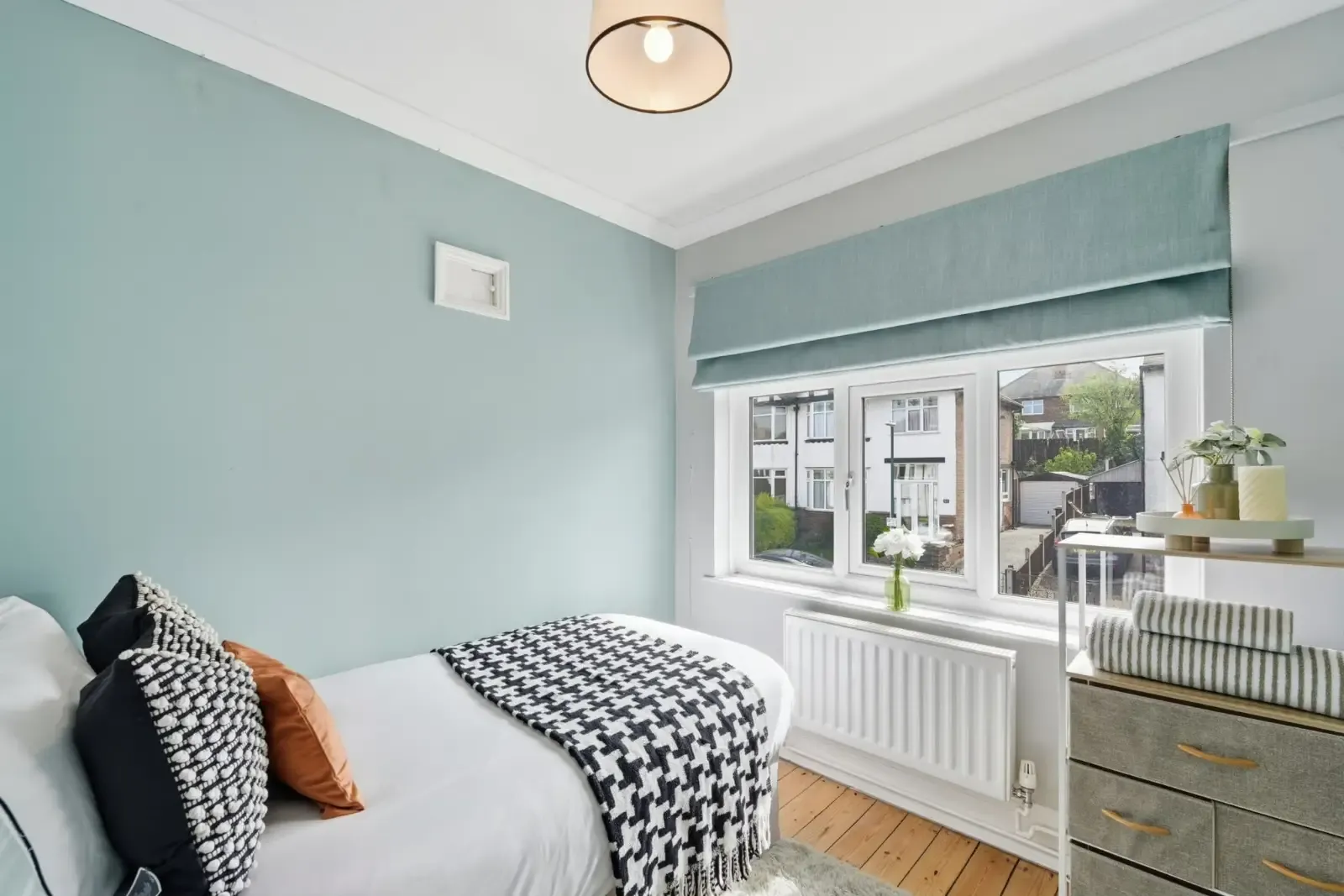 View Family Stays| Spacious 3BR | Parking in 40 Exton Road, Nottingham, NG5 1HB, United Kingdom Family Stays| Spacious 3BR | Parking in 40 Exton Road, Nottingham, NG5 1HB, United Kingdom - Property image 12 - VivreStays