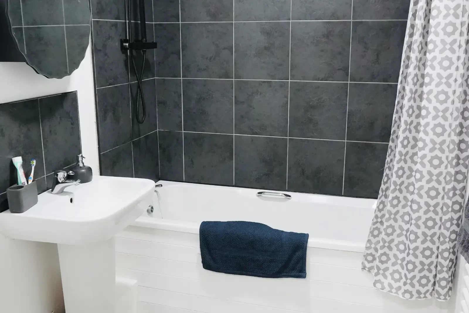 Comfortable 1 Bed Apartment | Haydock | Free Parking in 20 The Rides, WA11 0GQ - Property image 6 - VivreStays