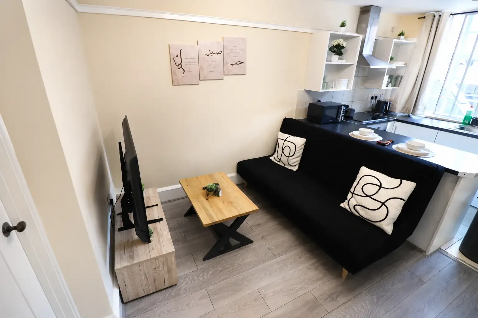 Modern City Stay Opposite Leicester Train Station | Sleeps 4 in 55a London Road, LE2 0PE - Property image 3 - VivreStays