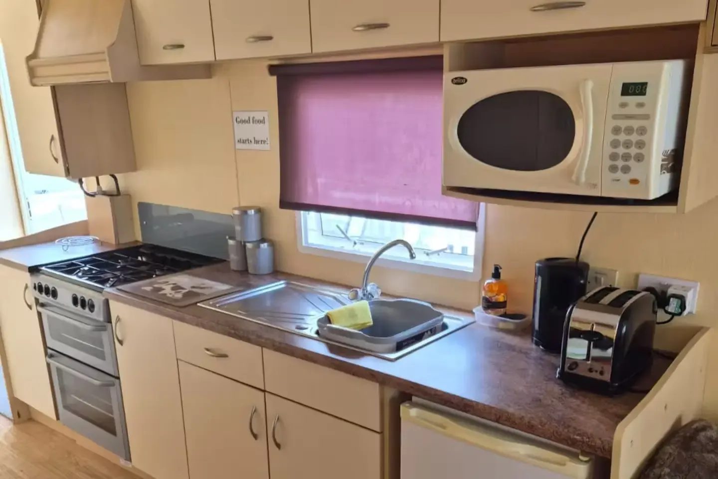 Cozy 2 Bedroom Place | Free Parking | Pet Friendly in PO36 9PS - Property image 3 - VivreStays