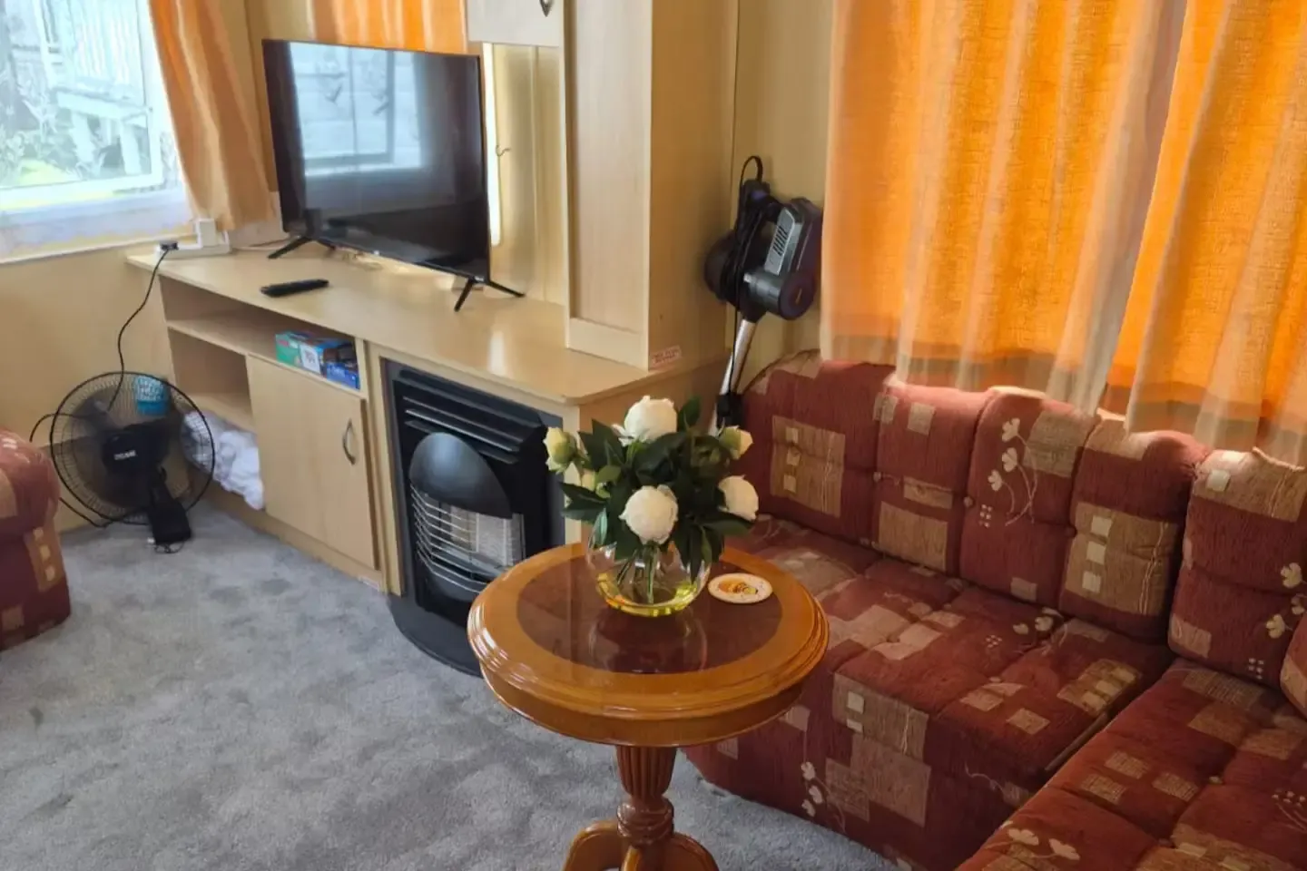 Cozy 2 Bedroom Place | Free Parking | Pet Friendly in PO36 9PS - Property image 2 - VivreStays