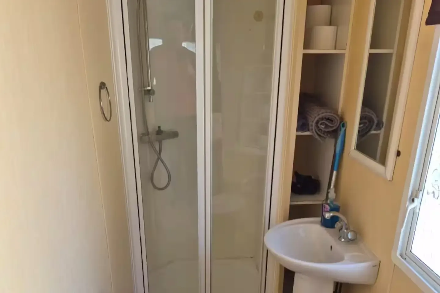 Cozy 2 Bedroom Place | Free Parking | Pet Friendly in PO36 9PS - Property image 5 - VivreStays