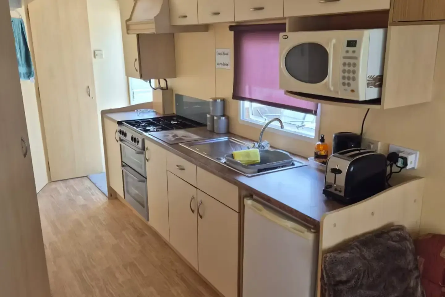 Cozy 2 Bedroom Place | Free Parking | Pet Friendly in PO36 9PS - Property image 8 - VivreStays