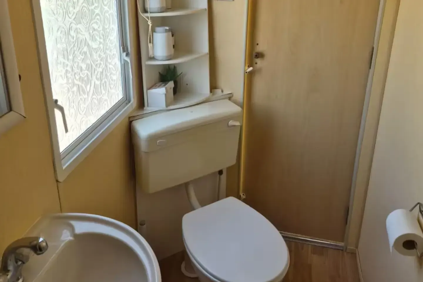 Cozy 2 Bedroom Place | Free Parking | Pet Friendly in PO36 9PS - Property image 11 - VivreStays