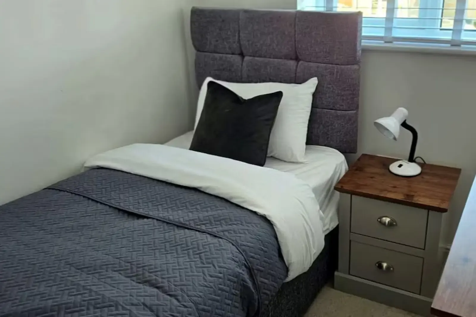 Spacious 4 Bedroom Home with Free Street Parking | Preston in 39 Juniper Drive, Cottam, Preston, PR4 0EE, United Kingdom - Property image 9 - VivreStays
