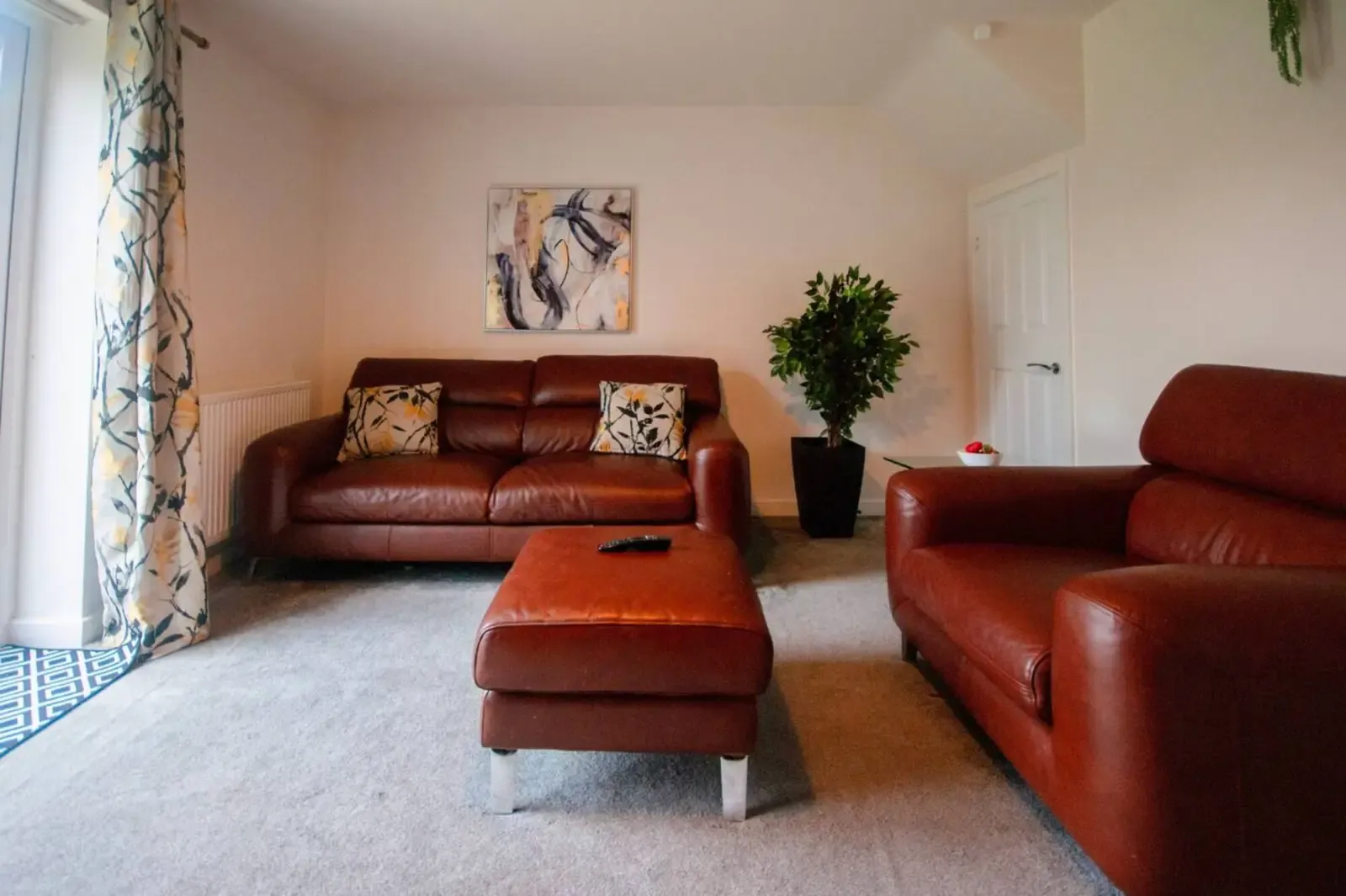 Cozy 3 Bedroom Home | Pet Friendly | Free Street Parking serviced apartment - Coventry - VivreStays