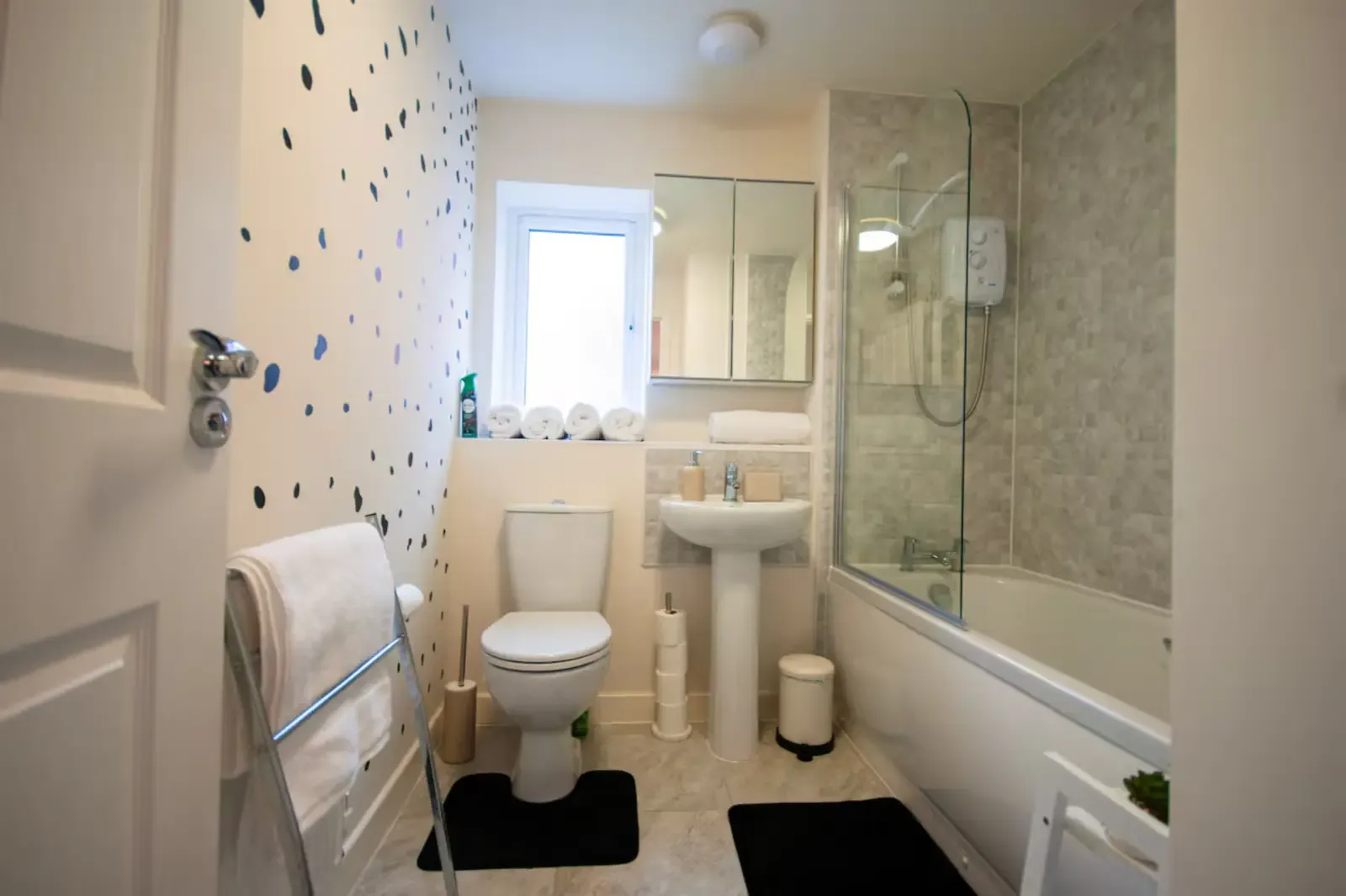 Cozy 3 Bedroom Home | Pet Friendly | Free Street Parking in 18 Bramscote Walk, CV2 1JY - Property image 5 - VivreStays