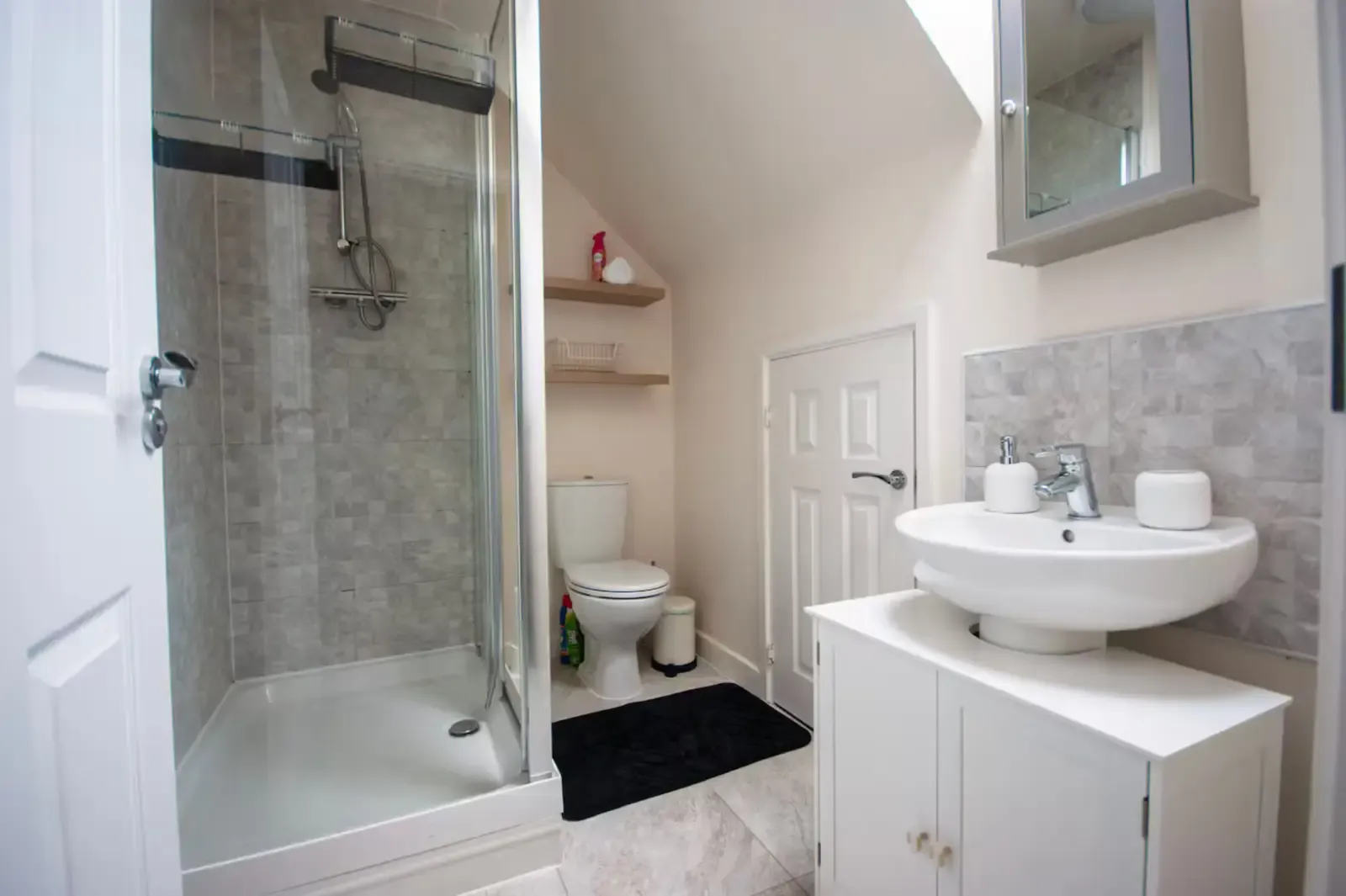 Cozy 3 Bedroom Home | Pet Friendly | Free Street Parking in 18 Bramscote Walk, CV2 1JY - Property image 14 - VivreStays