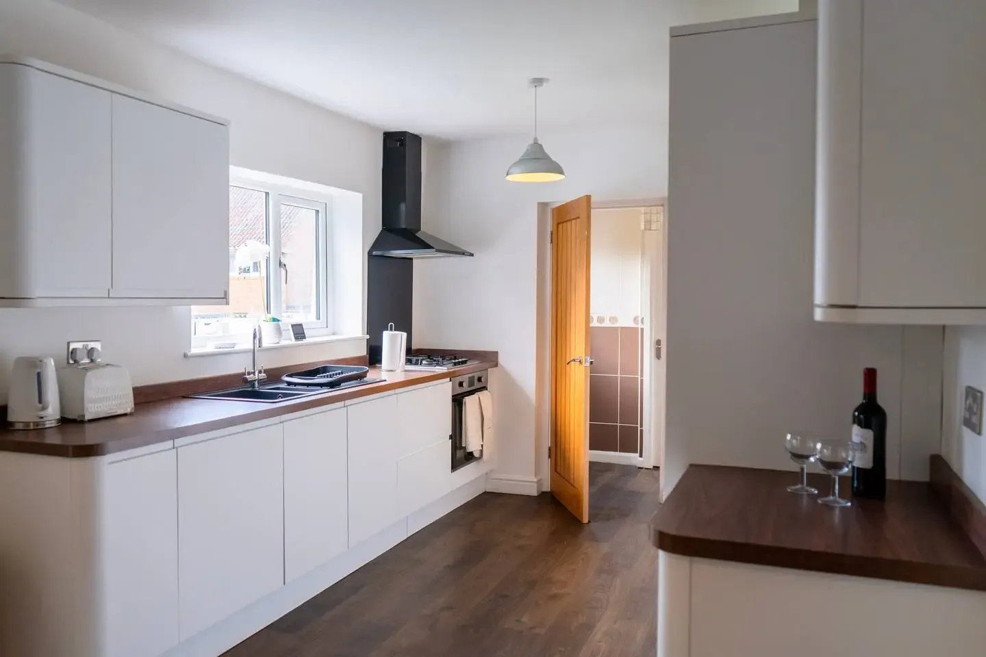 Cozy 4 Bedroom Home | Pet Friendly | Free Parking in 9 Drake Road, WS3 3LR - Property image 4 - VivreStays
