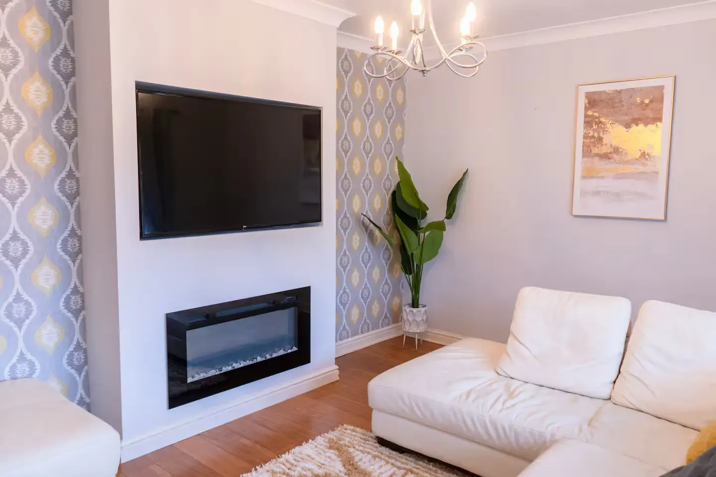 Cozy 4 Bedroom Home | Pet Friendly | Free Parking in 9 Drake Road, WS3 3LR - Property image 3 - VivreStays
