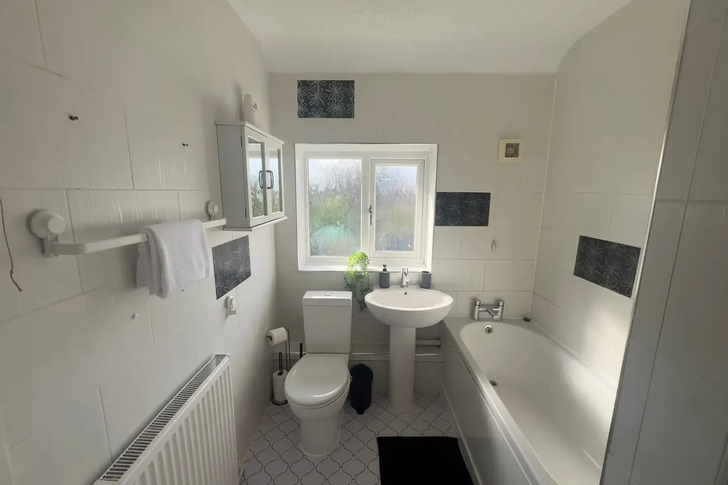 Cozy 4 Bedroom Home | Pet Friendly | Free Parking in 9 Drake Road, WS3 3LR - Property image 6 - VivreStays