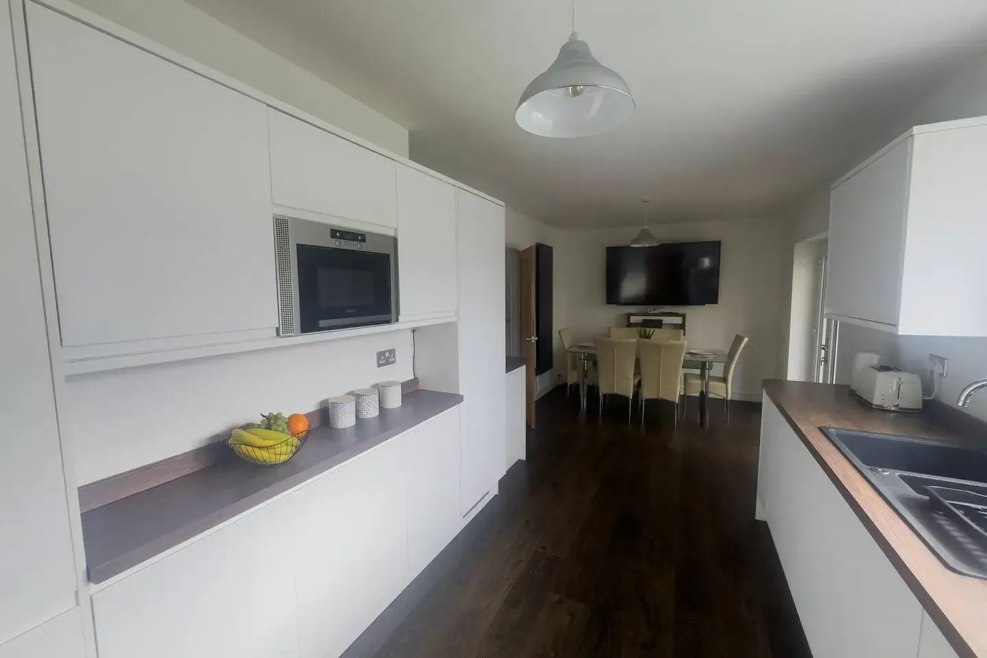 Cozy 4 Bedroom Home | Pet Friendly | Free Parking in 9 Drake Road, WS3 3LR - Property image 8 - VivreStays