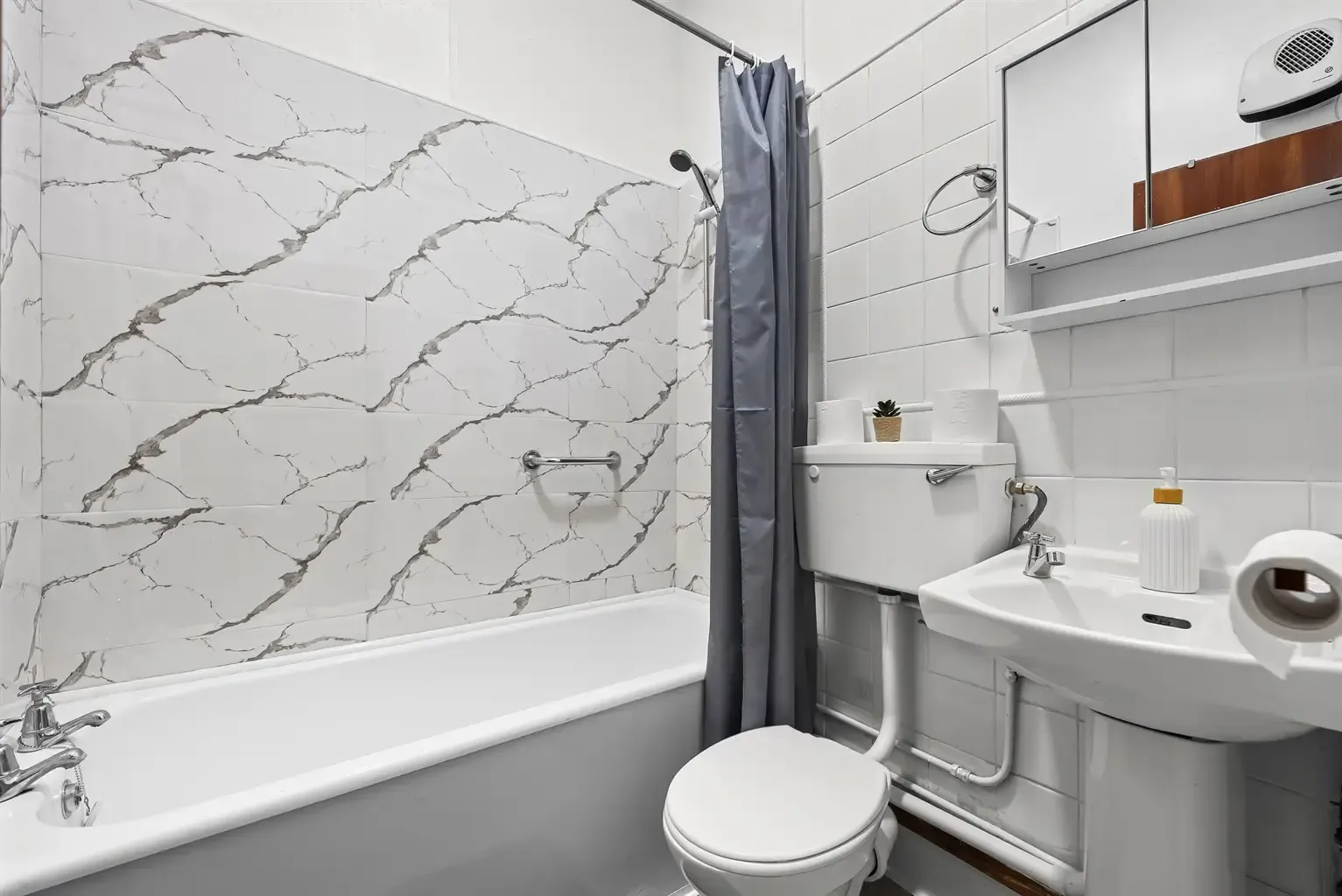 Bromham Road in 122 Bromham Road, Bromham, Bedford, MK40 4AH, United Kingdom - Property image 6 - VivreStays