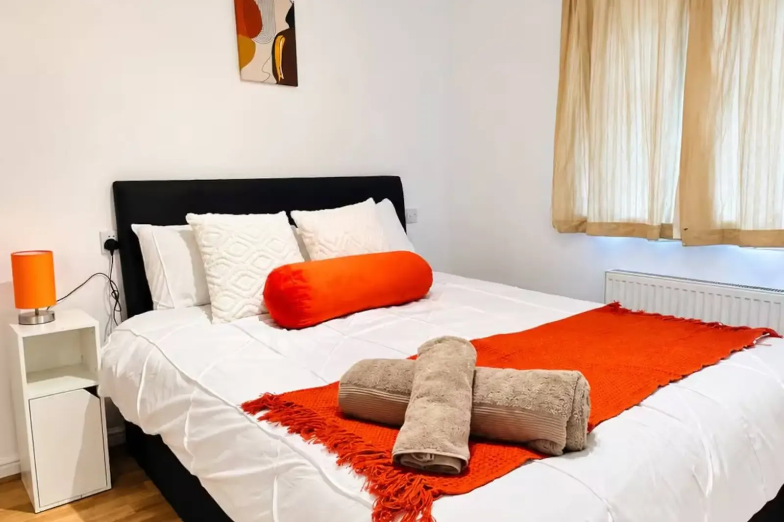 Cozy Eastleigh Home | 2 King Beds | Free Parking serviced apartment - Eastleigh - VivreStays