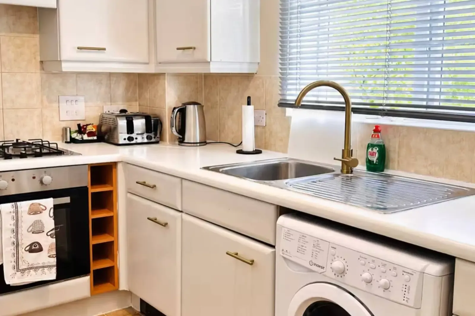 Cozy Eastleigh Home | 2 King Beds | Free Parking in SO50 5GB - Property image 4 - VivreStays
