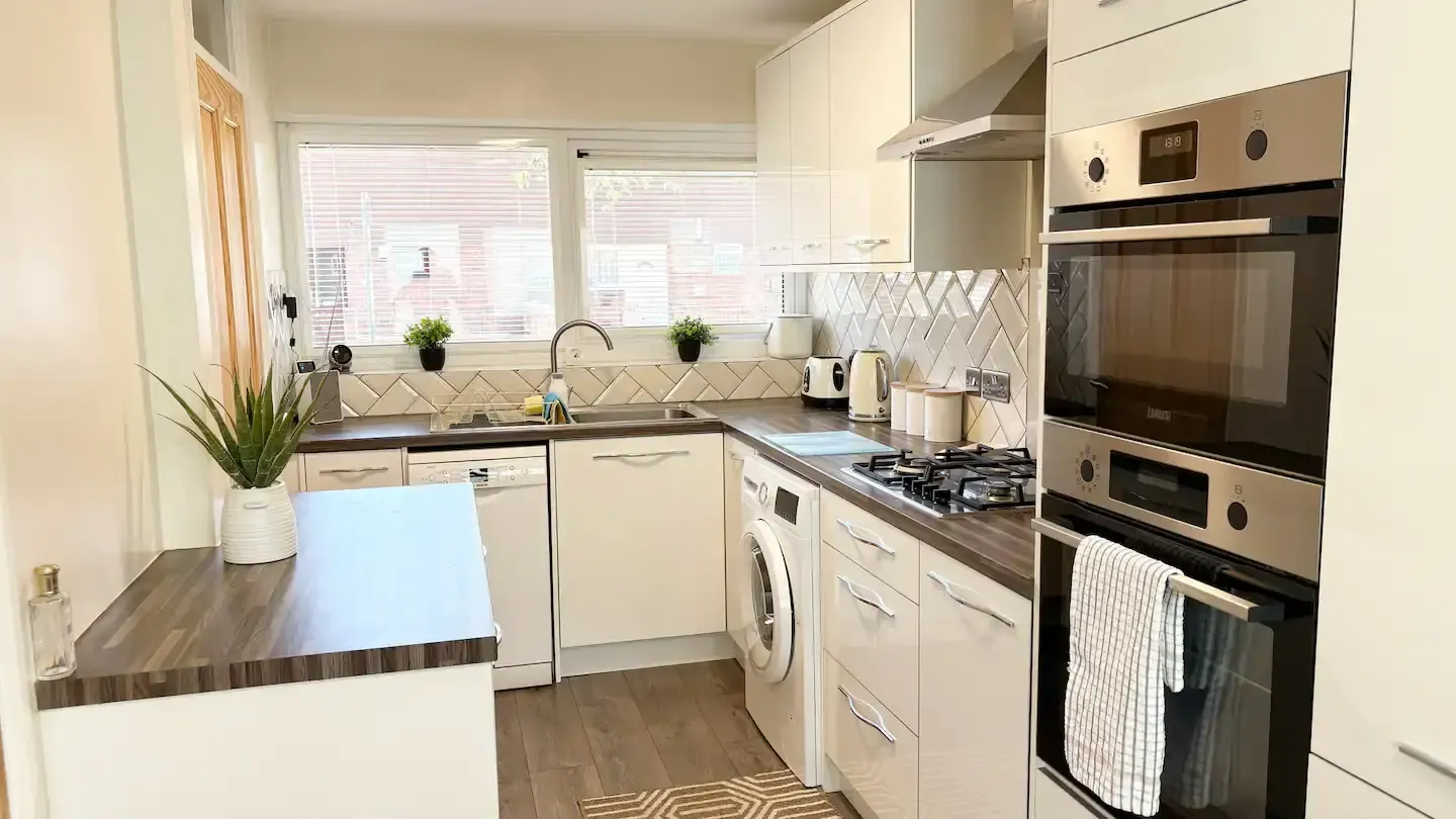 Cozy Eastleigh Home | 2 King Beds | Free Parking in SO50 5GB - Property image 5 - VivreStays
