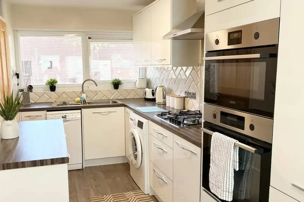 Comfortable 2 Bedroom Home with Garden | Waltham Abbey in 46 Gant Court, EN9 3DY - Property image 2 - VivreStays