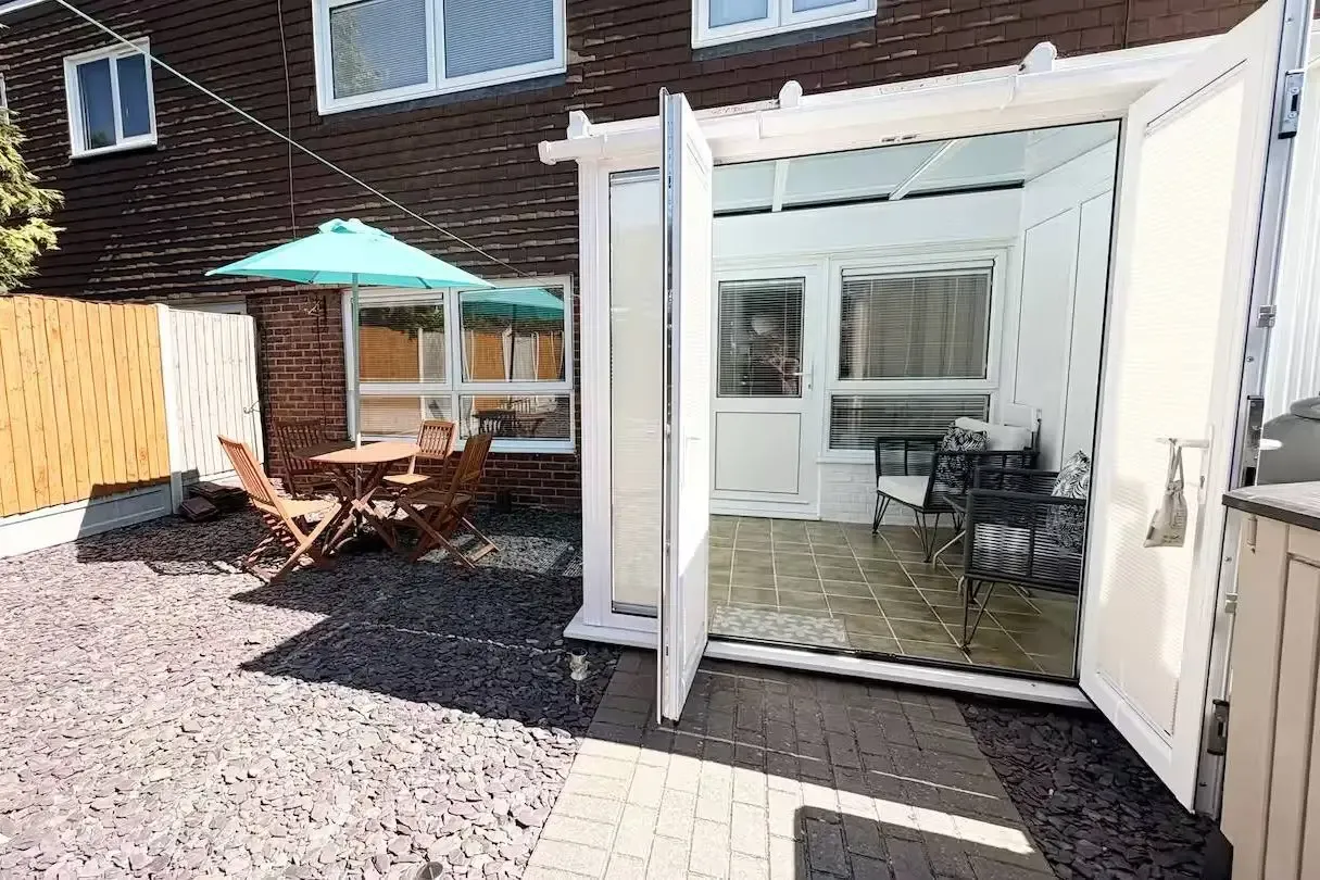 Comfortable 2 Bedroom Home with Garden | Waltham Abbey in 46 Gant Court, EN9 3DY - Property image 4 - VivreStays