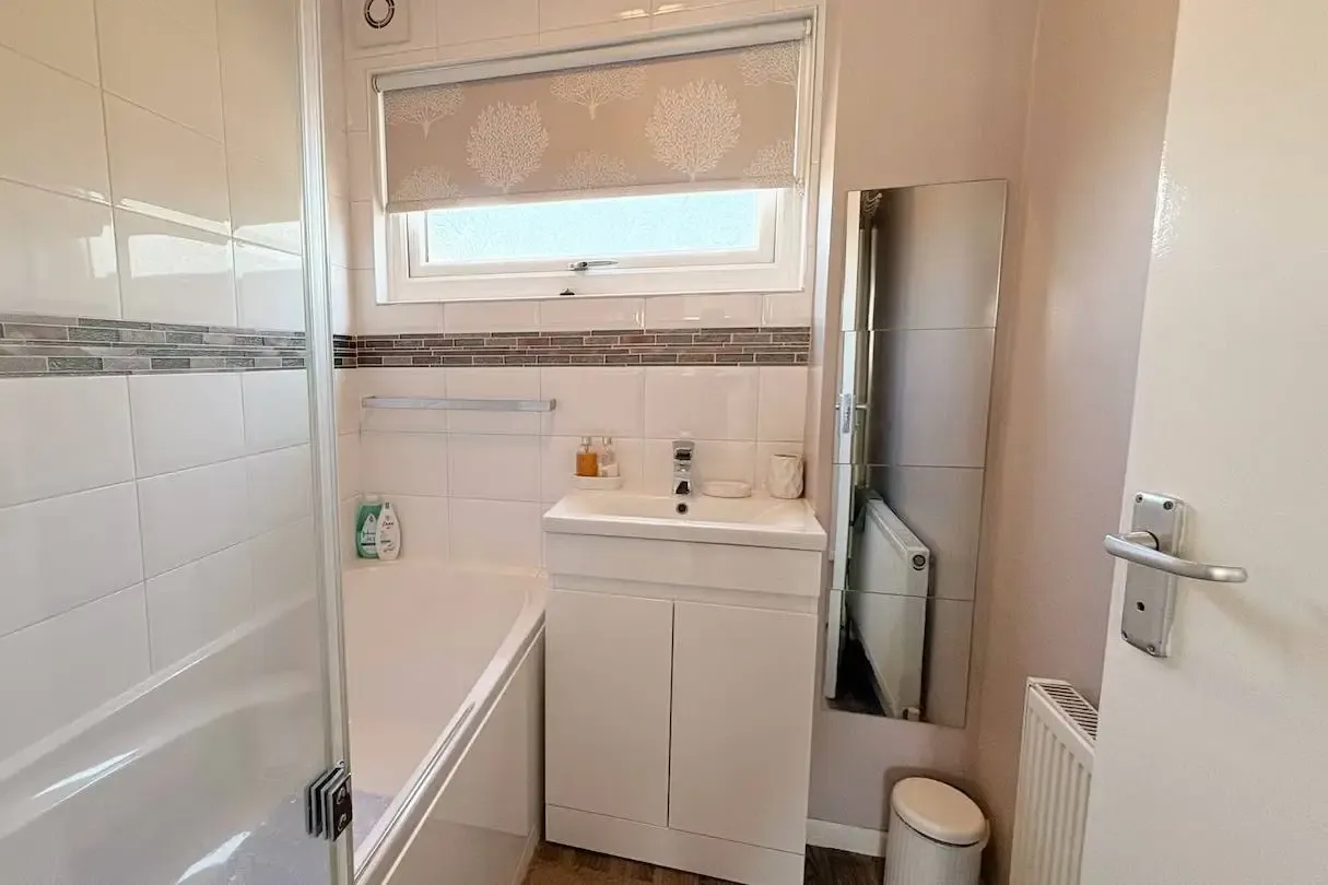 Comfortable 2 Bedroom Home with Garden | Waltham Abbey in 46 Gant Court, EN9 3DY - Property image 5 - VivreStays