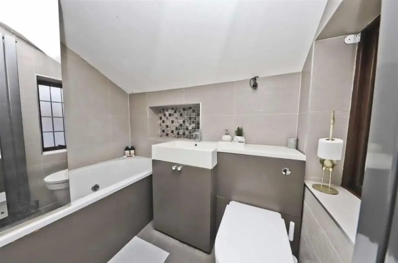 View 2 Bedroom, Uxbridge in 36 Nicholls Avenue, Hillingdon, Uxbridge, UB8 3JL, United Kingdom 2 Bedroom, Uxbridge in 36 Nicholls Avenue, Hillingdon, Uxbridge, UB8 3JL, United Kingdom - Property image 14 - VivreStays