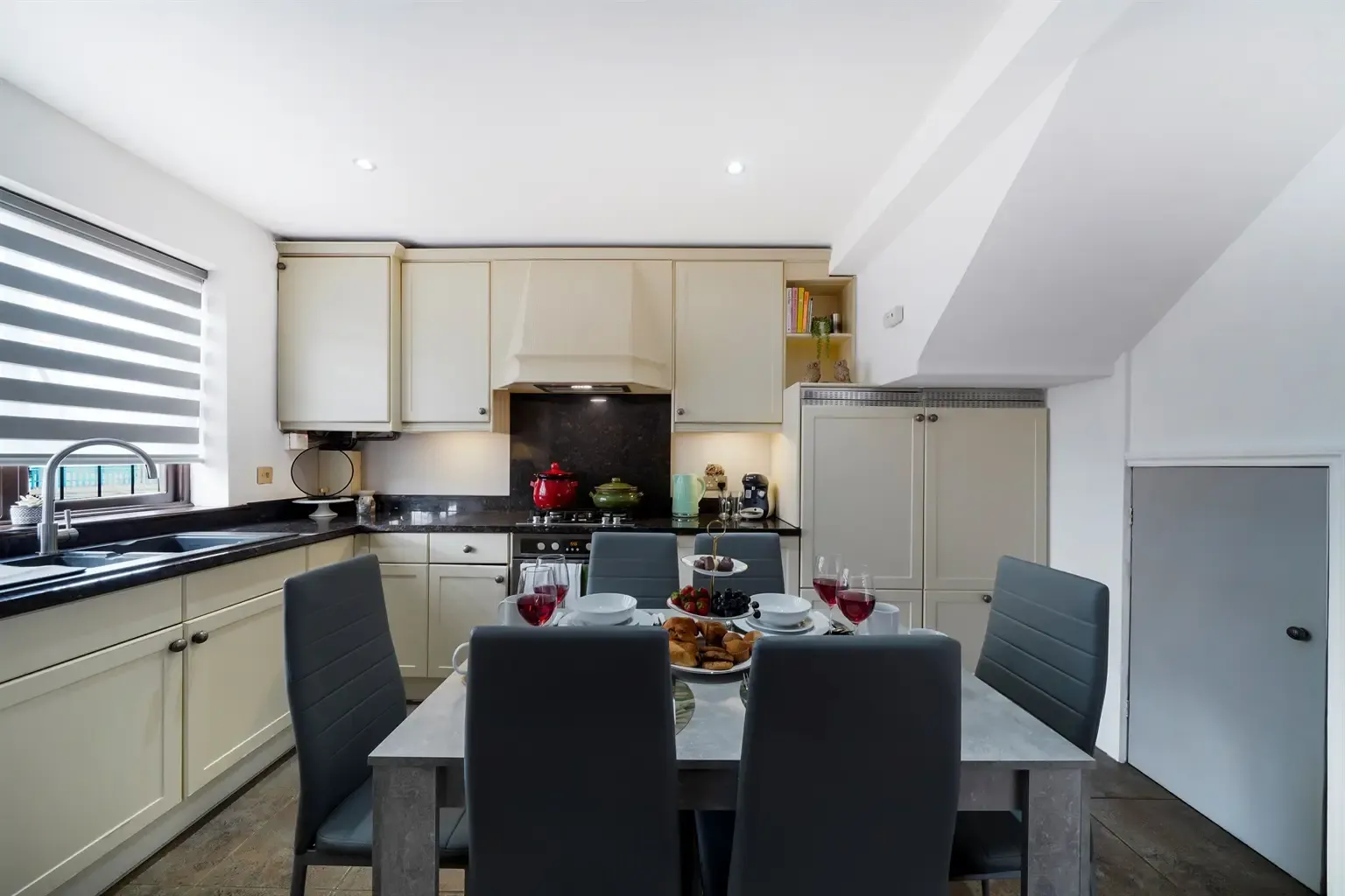 View 2 Bedroom, Uxbridge in 36 Nicholls Avenue, Hillingdon, Uxbridge, UB8 3JL, United Kingdom 2 Bedroom, Uxbridge in 36 Nicholls Avenue, Hillingdon, Uxbridge, UB8 3JL, United Kingdom - Property image 17 - VivreStays