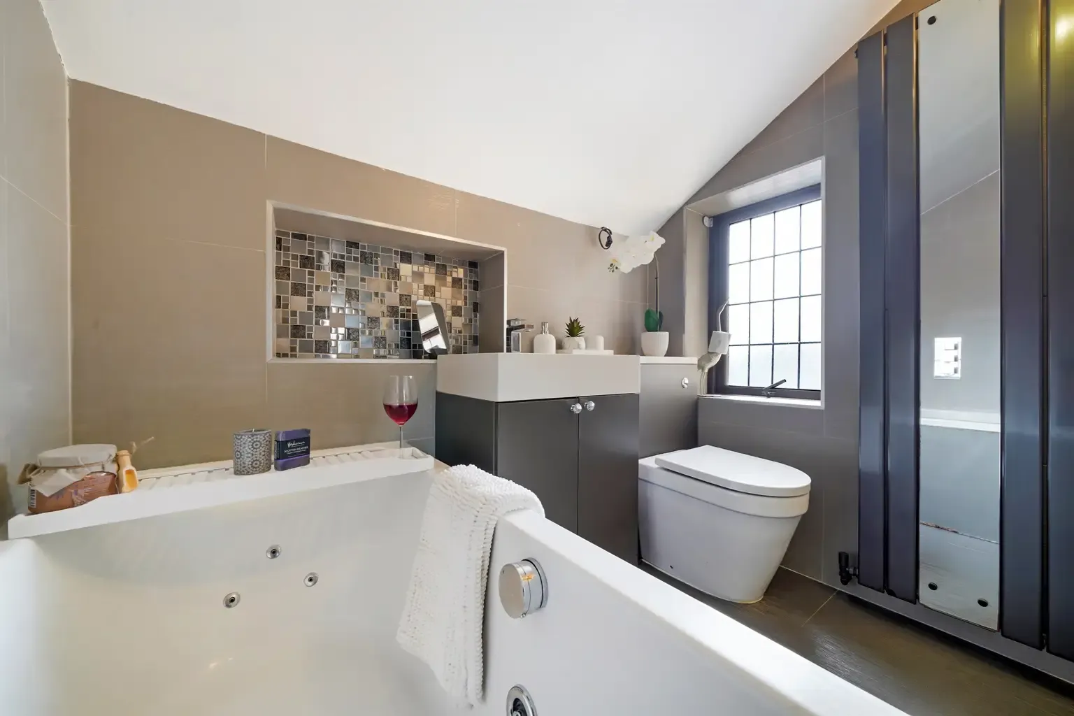 View 2 Bedroom, Uxbridge in 36 Nicholls Avenue, Hillingdon, Uxbridge, UB8 3JL, United Kingdom 2 Bedroom, Uxbridge in 36 Nicholls Avenue, Hillingdon, Uxbridge, UB8 3JL, United Kingdom - Property image 21 - VivreStays