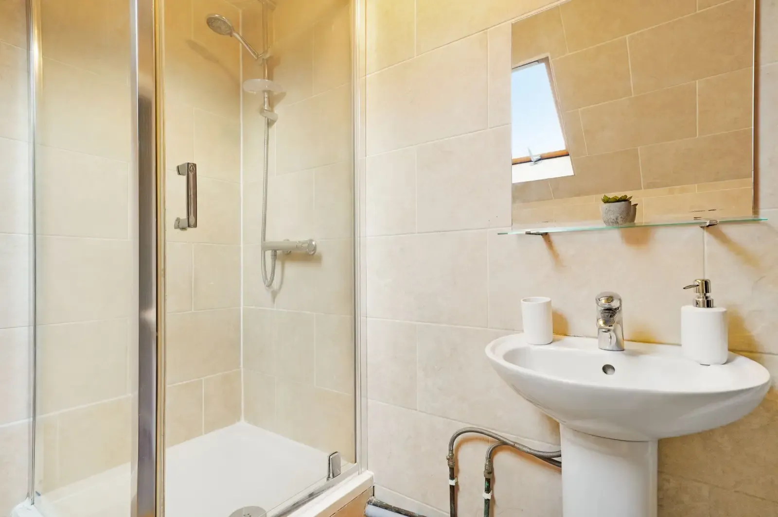3Bedroom, Reading in RG7 1AE, Reading, Wokingham, England, United Kingdom - Property image 10 - VivreStays