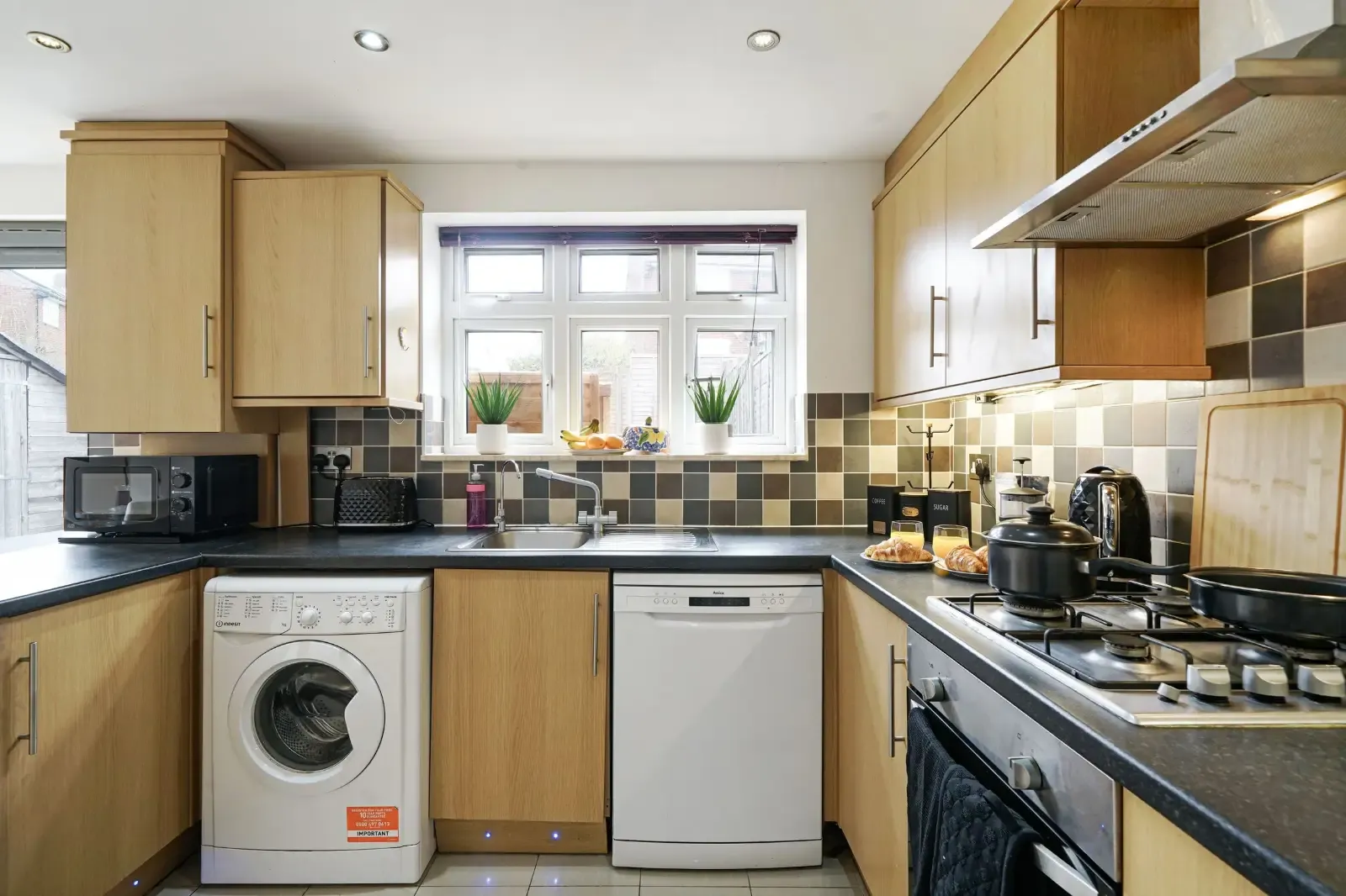 Elstree & Borehamwood 4 Bed in 52a Sullivan Way, Elstree, Borehamwood, WD6 3DJ, United Kingdom - Property image 5 - VivreStays