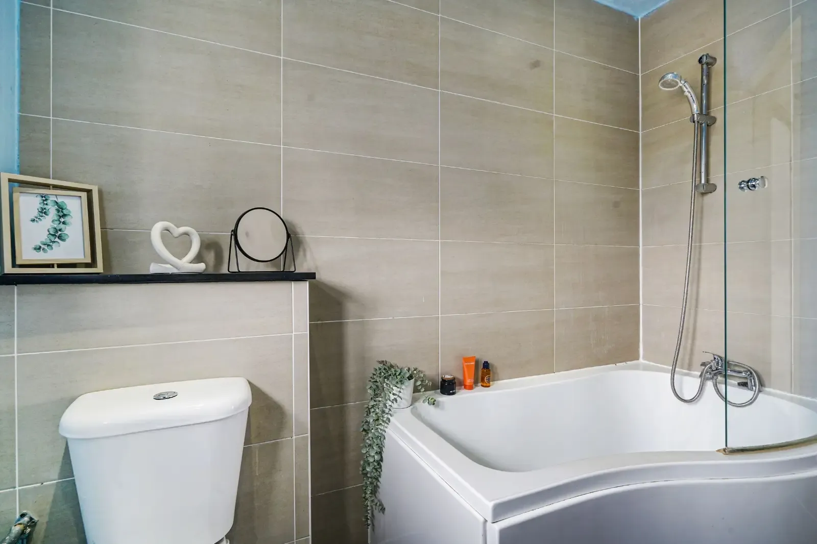 Elstree & Borehamwood 4 Bed in 52a Sullivan Way, Elstree, Borehamwood, WD6 3DJ, United Kingdom - Property image 14 - VivreStays