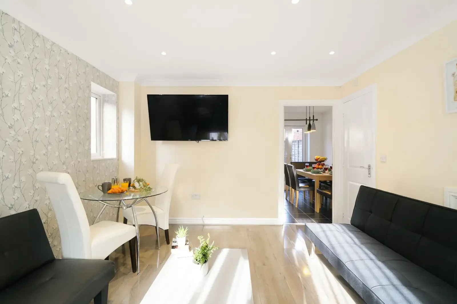 3 Bedroom Amersham in 19 The Bramblings, Little Chalfont, Amersham, HP6 6FN, United Kingdom - Property image 3 - VivreStays