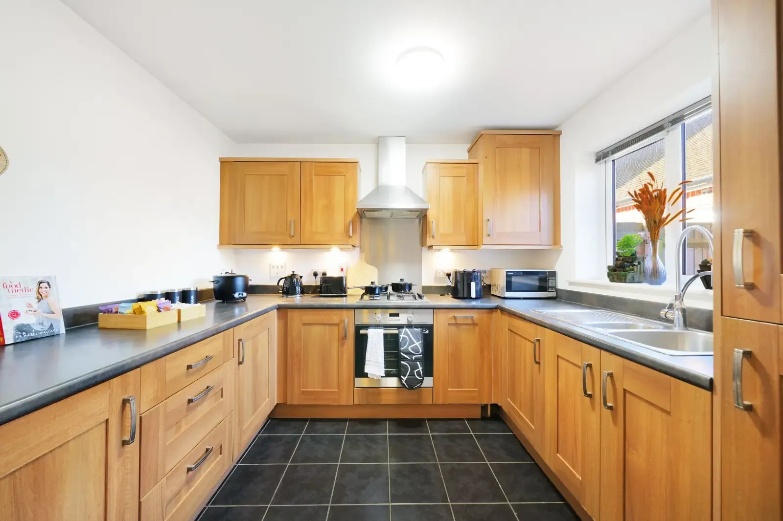 3 Bedroom Amersham in 19 The Bramblings, Little Chalfont, Amersham, HP6 6FN, United Kingdom - Property image 4 - VivreStays
