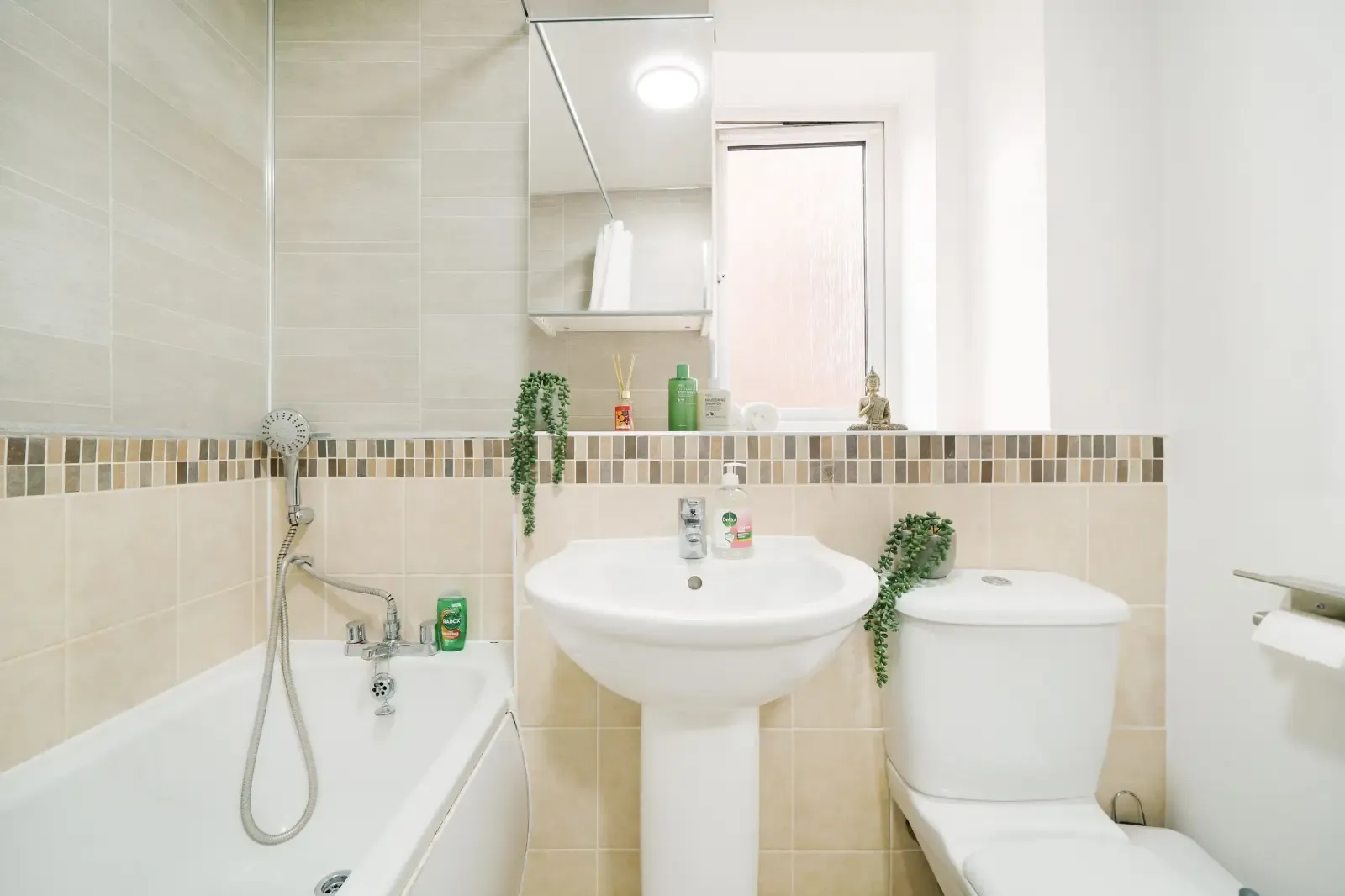 3 Bedroom Amersham in 19 The Bramblings, Little Chalfont, Amersham, HP6 6FN, United Kingdom - Property image 14 - VivreStays