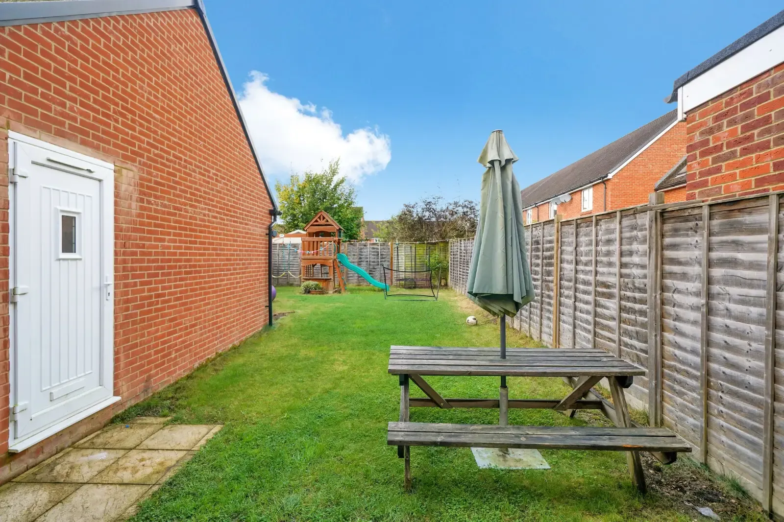 3 Bedroom Amersham in 19 The Bramblings, Little Chalfont, Amersham, HP6 6FN, United Kingdom - Property image 16 - VivreStays