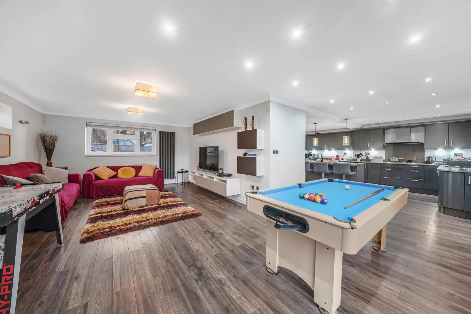 4 Bed 3 Bath in 27 Shirley Road, Maidenhead, SL6 4PH, United Kingdom - Property image 9 - VivreStays