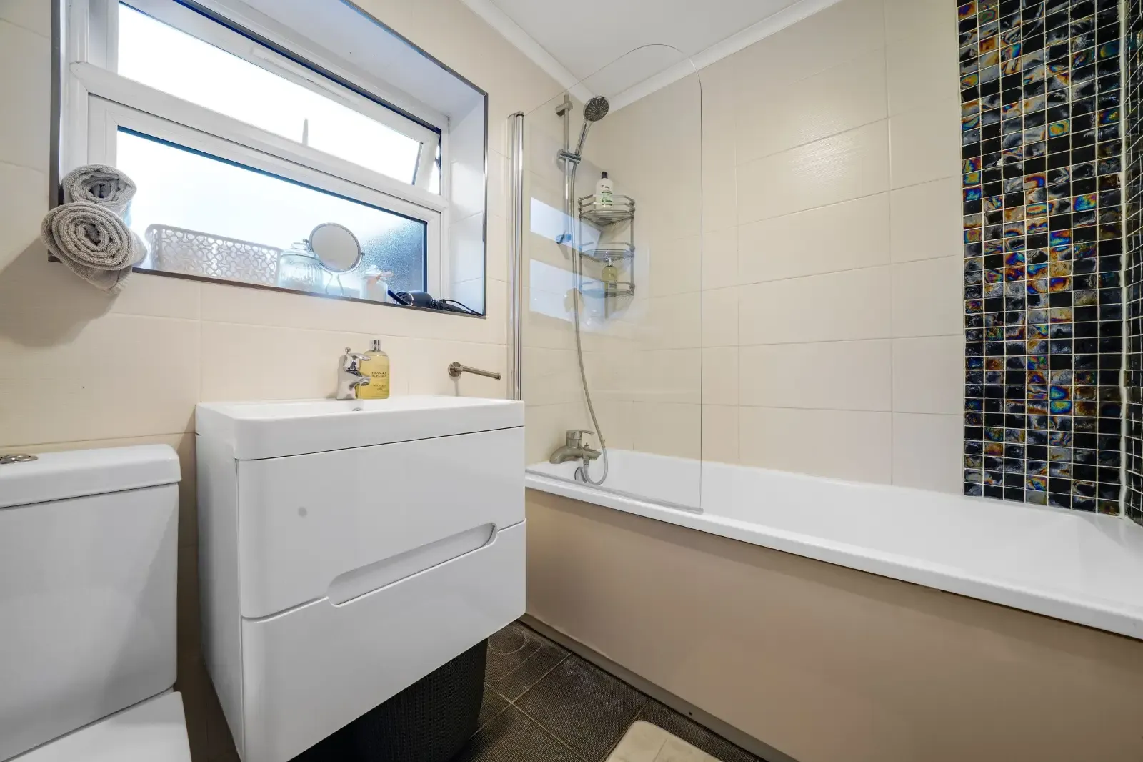 4 Bed 3 Bath in 27 Shirley Road, Maidenhead, SL6 4PH, United Kingdom - Property image 23 - VivreStays
