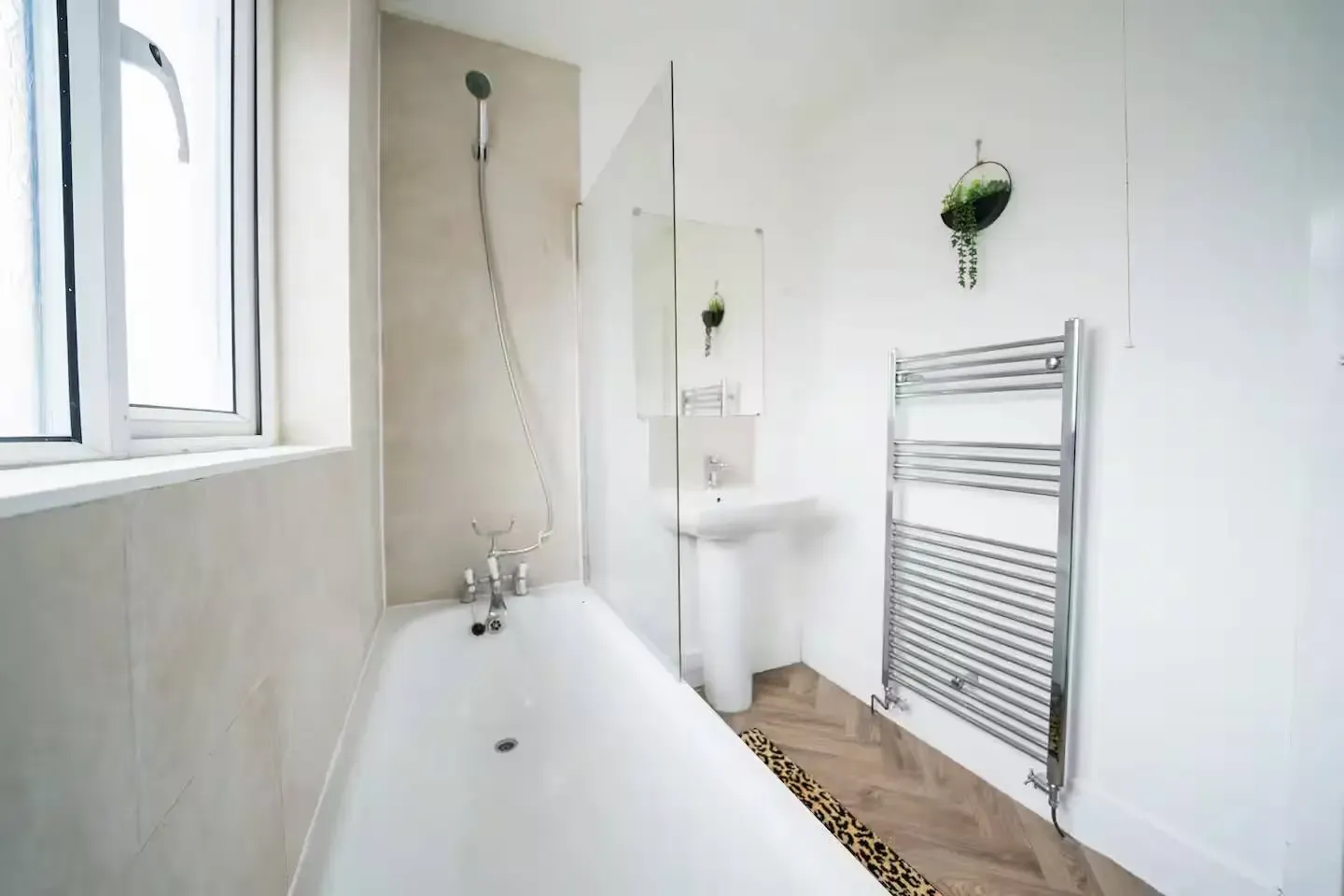 Cozy 4 Bedroom House | Sleeps 10 | Cardiff in 236 Albany Road, CF24 3RZ - Property image 8 - VivreStays