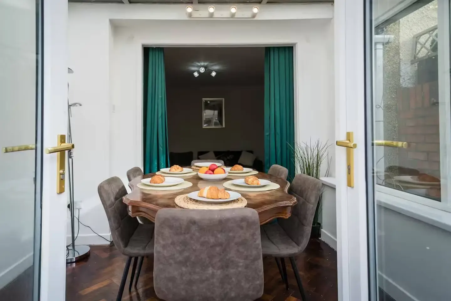 Cozy 4 Bedroom House | Sleeps 10 | Cardiff in 236 Albany Road, CF24 3RZ - Property image 11 - VivreStays