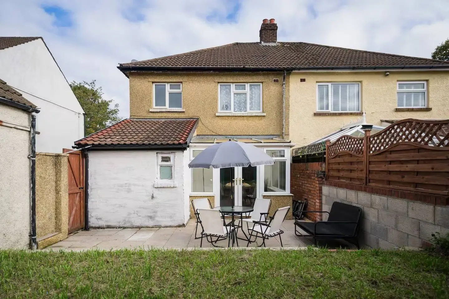 Cozy 4 Bedroom House | Sleeps 10 | Cardiff in 236 Albany Road, CF24 3RZ - Property image 10 - VivreStays