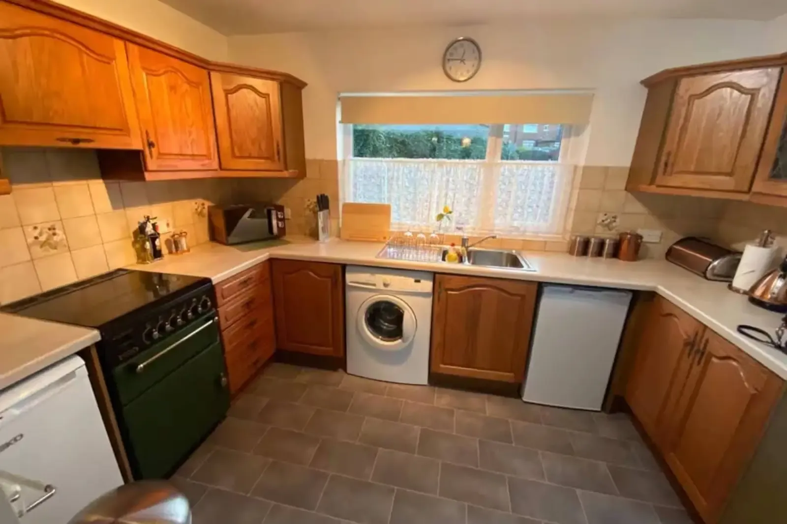 Comfortable 4 Bedroom House in Doncaster in 1 Lilac Crescent, DN12 1NH - Property image 3 - VivreStays